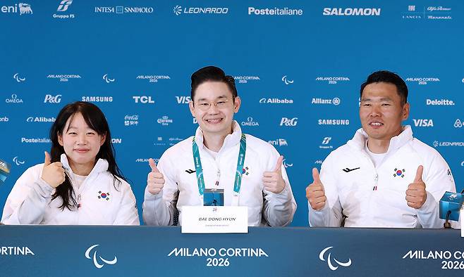 왼쪽부터 노르딕 스키 국가대표 김윤지, 배동현 대한장애인노르딕스키연맹 회장, 신의현. 공동취재단