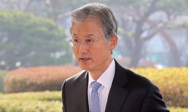 조희대 대법원장이 16일 오전 서울 서초구 대법원으로 출근하고 있다. 뉴시스