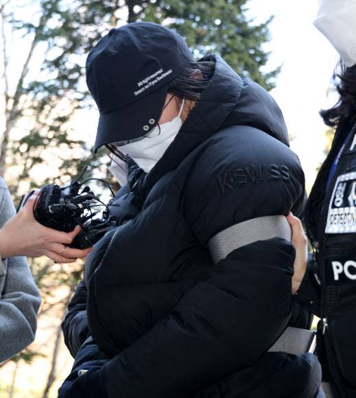 생후 20개월 된 딸을 방임해 숨지게 한 혐의를 받는 20대 친모가 7일 오후 구속 전 피의자 심문(영장실질심사)이 열리는 인천지법에 들어서고 있다. 연합뉴스