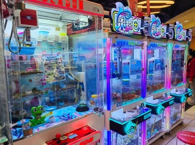 중국 상하이의 한 쇼핑몰에 등장한 실제 살아있는 동물 뽑기 기계. 광밍망 캡처