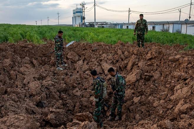 이라크 쿠르드 자치지역 에르빌 인근에서 쿠르드 전투원들이 폭발하지 않은 채 추락한 이란 드론의 잔해를 확인하고 있다. 최근 이란과 친이란 세력은 이 지역을 향해 자폭 드론 공격을 이어가고 있다. 2026.3.11 USA투데이
