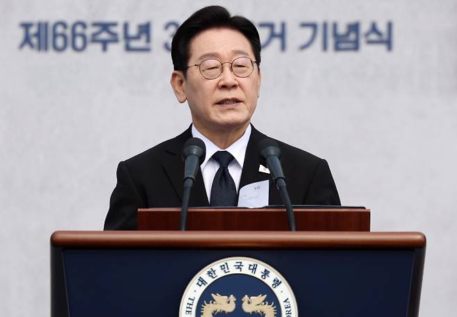 이재명 대통령, 제66주년 3·15의거 기념식 기념사 - 이재명 대통령이 15일 경남 창원시 마산회원구 국립 3·15 민주 묘지에서 열린 제66주년 3·15의거 기념식에서 기념사를 하고 있다. 연합뉴스
