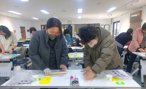 파주시가 파주읍 연풍리에 있는 ‘성매매집결지 폐쇄 합동 거점시설’ 을 활용해 문화예술교육 프로그램을 개강해 운영 중인 모습. 파주시 제공