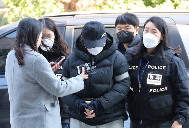 생후 20개월 된 딸을 방임해 숨지게 한 혐의를 받는 20대 친모가 지난 7일 오후 구속 전 피의자 심문(영장실질심사)이 열리는 인천지법에 들어서고 있다. 연합뉴스