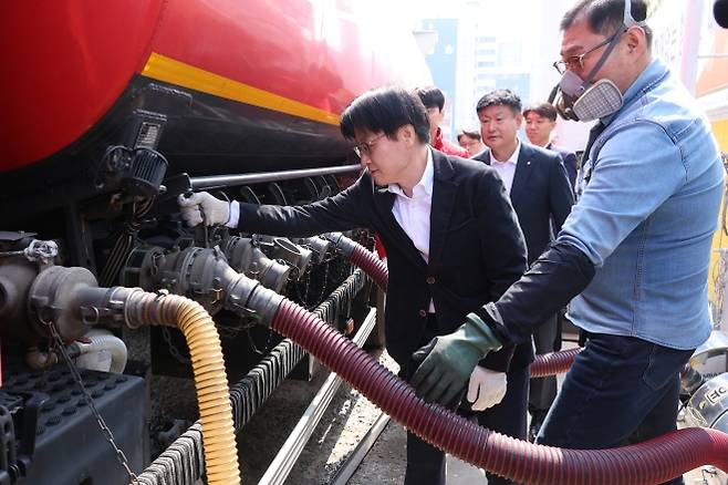 최고가격제 시행 후 처음 도착한 탱크로리 - 김정관 산업통상부 장관이 석유 최고가격제 시행 나흘째인 16일 충북 오송의 한 자영 알뜰주유소에서 최고가격제 적용 유류를 싣고 온 탱크로리의 입하 과정에 직접 참여하고 있다.  산업통상부는 전날 전국 주유소 1만646곳 가운데 15.3%의 주유소가 휘발윳값을 내리고, 83.7%의 주유소가 가격을 동결하는 등 기름값 인하 흐름이 이어지고 있다고 밝혔다. 연합뉴스