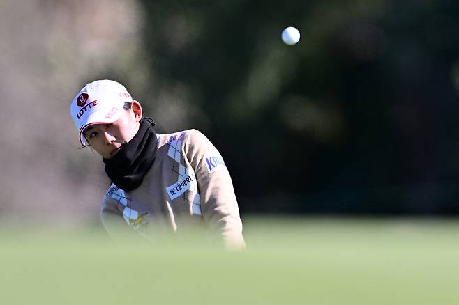 러프에서 칩 샷을 하고 있는 황유민. AFP연합뉴스