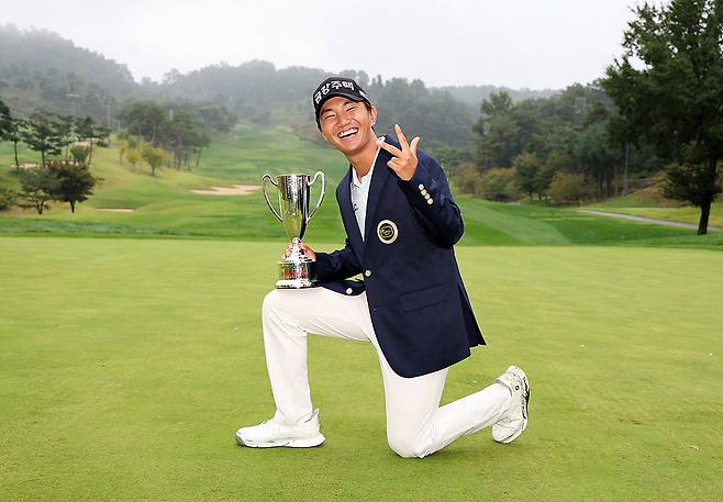경북 오픈 우승 후 환하게 웃으며 포즈를 취한 옥태훈. 사진 제공=KPGA