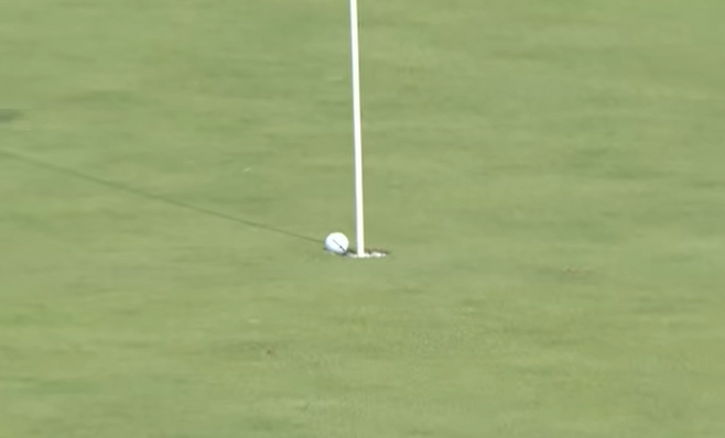 홀 벽에 박힌 박혜준의 볼. SBS골프채널 중계화면 캡처