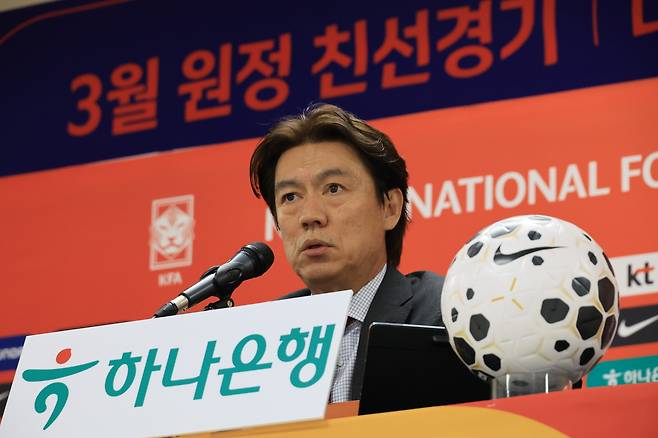 홍명보 축구 국가대표팀 감독이 16일 천안 코리아풋볼파크에서 열린 3월 유럽 원정 평가전 명단발표 기자회견에서 질문에 답하고 있다. 연합뉴스