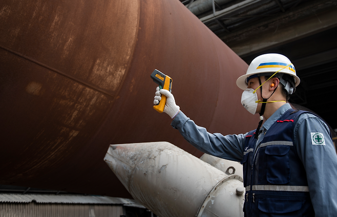 한일시멘트 단양공장에서 직원이 석회석 원료를 고온에서 굽는 산업용 가마인 킬른을 점검하고 있다.사진제공=한일시멘트