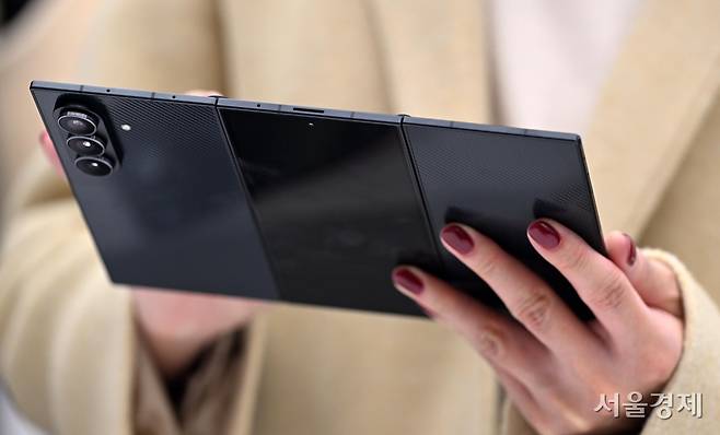 삼성전자가 혁신적 폼팩터의 3단 폴더블 스마트폰 ‘갤럭시 Z 트라이폴드(Galaxy Z TriFold)를 공개했다. 권욱 기자