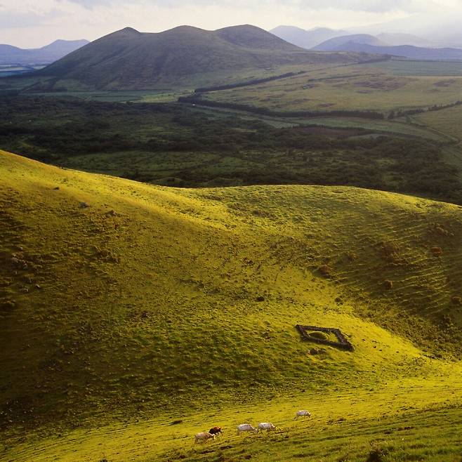 '동거문이 오름의 능선'과 '백약이 오름' 전경을 담은 강태길 사진 작품 ⓒ제주돌문화공원관리소 제공