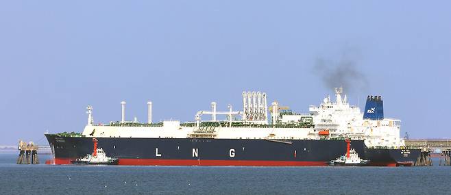 4일 인천 연수구 송도 한국가스공사 인천생산기지 터미널에 LNG 수송선이 정박해 있다. ⓒ 연합뉴스