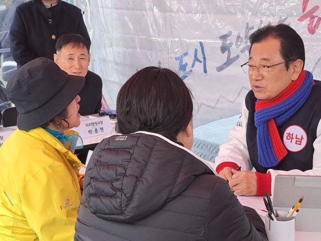 이현재 하남시장이 미사역 이동시장실에서 시민과 대화를 나누고 있다. ⓒ하남시 제공