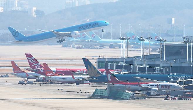 16일 항공업계에 따르면, 4월 유류할증료 기준이 되는 2월16일~3월15일 싱가포르 항공유 평균값이 18단계로 크게 올랐다. 사진은 인천국제공항의 모습 ⓒ연합뉴스