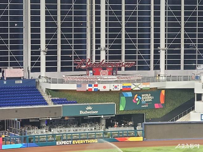 미국 플로리다주 마이애미에 위치한 론디포파크 좌측 외야의 맥주회사 광고물. 마이애미｜장은상 기자 award@donga.com