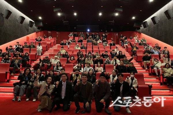 예천국제스마트폰영화제(YISFF) 충무로 특별상영회 참석자들이 파이팅하고 있다. 사진제공 ㅣ 예천군