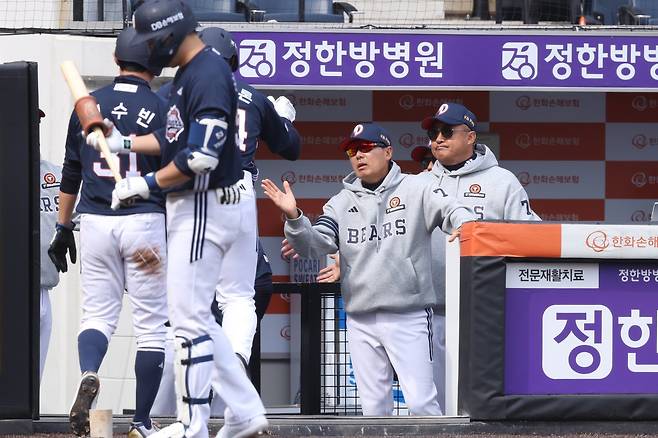 김원형 두산 감독(왼쪽)이 16일 대전한화생명볼파크서 열린 한화와 시범경기에서 다즈 카메론과 하이파이브를 하고 있다. 사진제공｜두산 베어스