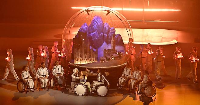 15일(현지시간) 이탈리아 코르티나담페초 컬링 올림픽 스타디움에서 열린 2026 밀라노 코르티나 패럴림픽 폐막식에서 폐막공연을 하고 있다. 2026.03.16. 코르티나 | 사진공동취재단