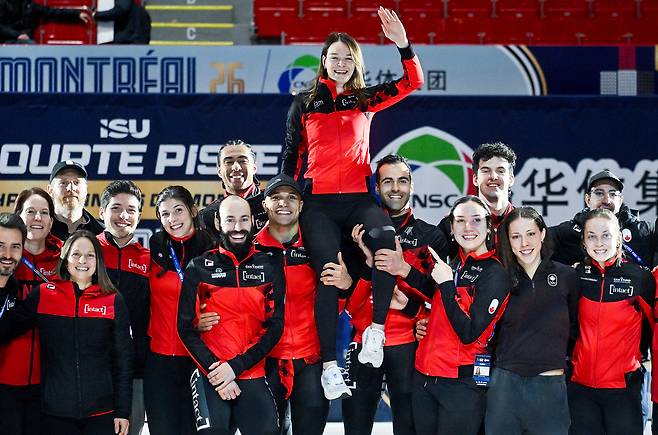 캐나다 쇼트트랙 선수단이 16일 세계선수권 후 은퇴를 선언한 킴 부탱을 들어올리며 감사와 존경을 표하고 있다. AP연합뉴스