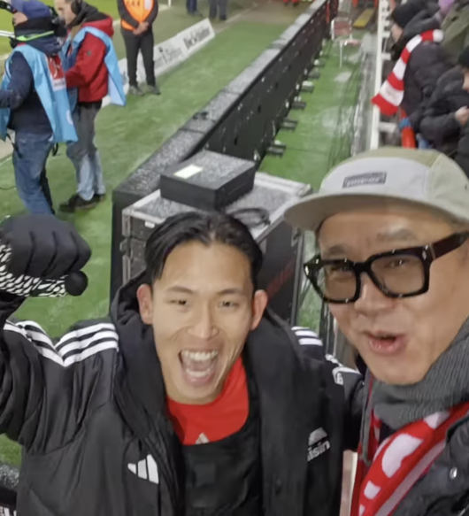 배우 이광기가 지난 1월 사위 정우영이 골을 넣은 경기를 마치고 함께 사진을 찍으며 기뻐하고 있다. 이광기 SNS