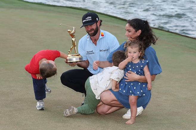 캐머런 영이 16일 끝난 PGA투어 플레이어스 챔피언십에서 우승한 뒤 우승 트로피를 들고 가족과 함께 기념촬영을 하고 있다. 게티이미지코리아