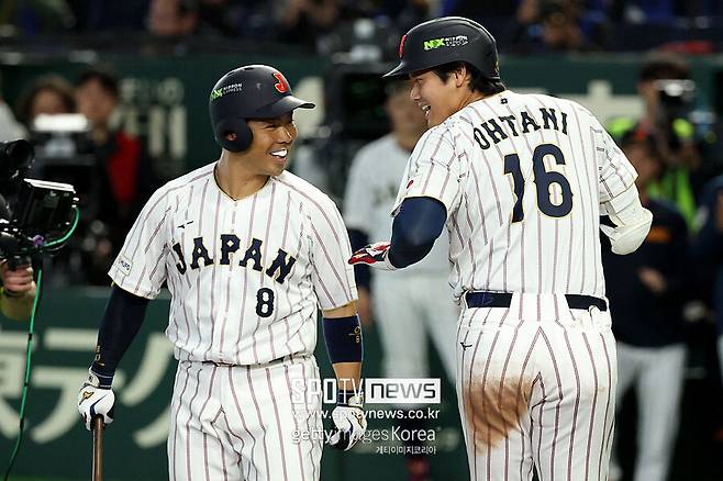 ▲ 콘도 켄스케(왼쪽)와 오타니 쇼헤이. 두 사람은 닛폰햄 파이터즈에서 한솥밥을 먹던 동료였다.