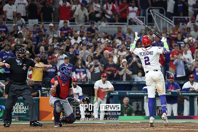 ▲ 도미니카공화국 유격수 헤랄도 페르도모가 미국과 준결승전 마지막 스트라이크 판정에 당황한 기색을 감추지 못했다.