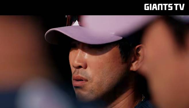 롯데 자이언츠 주장 전준우가 대만 스프링캠프 도중 선수단에 메시지를 전하고 있다. /사진=롯데 자이언츠 공식 SNS 영상 갈무리