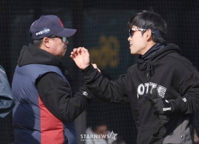 김태형(왼쪽) 롯데 감독과 황성빈. /사진=김진경 대기자