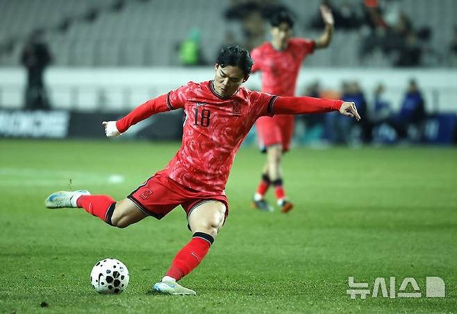 한국 축구대표팀 공격수 오현규가 지난해 11월 18일 서울 마포구 서울월드컵경기장에서 열린 대한민국 대 가나의 평가전에서 슈팅을 하고 있다. /사진=뉴시스