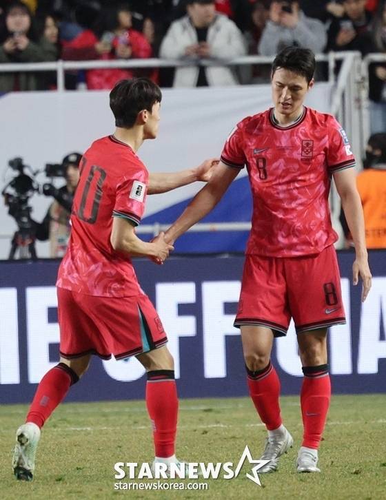 2026 북중미 월드컵 아시아 3차 예선 대한민국 대 요르단 경기가 지난해 3월 수원월드컵경기장에서 열렸다. 경기가 끝난 뒤 박용우(오른쪽)가 고개를 숙이고 있다. /사진=김진경 대기자