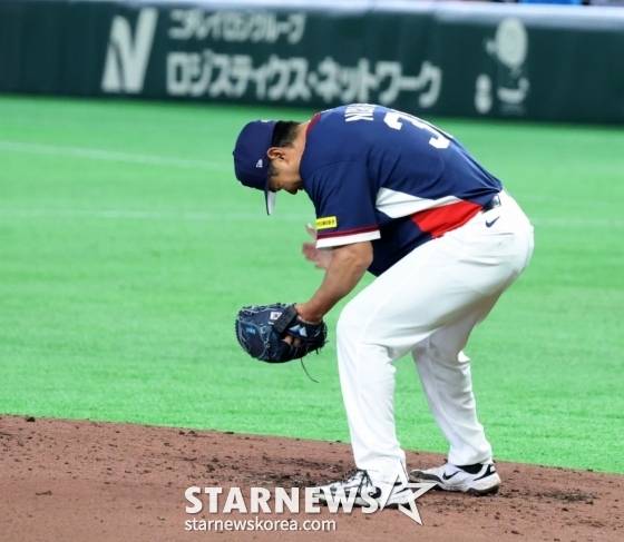 노경은이 지난 9일 도쿄돔에서 열린 2026 WBC 호주전에서 2회말에 이어 3회말에도 무실점 피칭을 펼친 뒤 포효하고 있다. /사진=강영조 선임기자