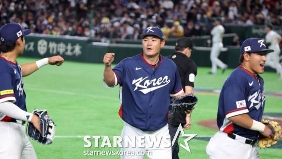 노경은(가운데)이 지난 9일 도쿄돔에서 열린 2026 WBC 호주전에서 2회말에 이어 3회말에도 무실점 피칭을 펼친 뒤 더그아웃으로 향하고 있다. /사진=강영조 선임기자