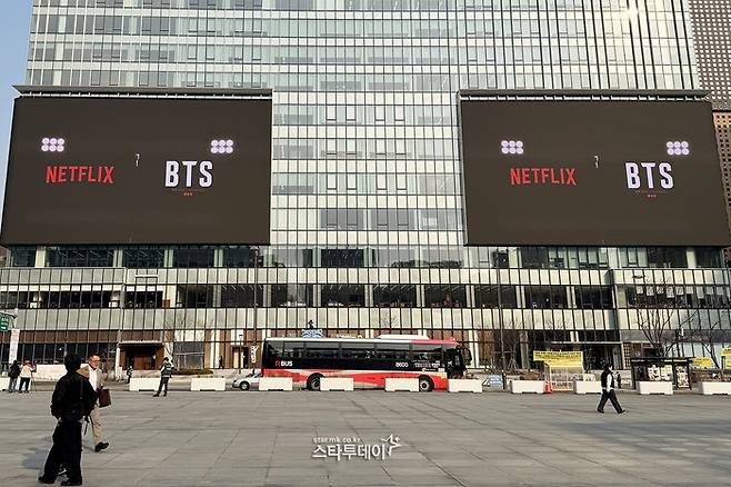 서울 광화문 광장에서 열릴 방탄소년단의 컴백 공연을 홍보하고 있는 전광판. 사진ㅣ강영국 기자