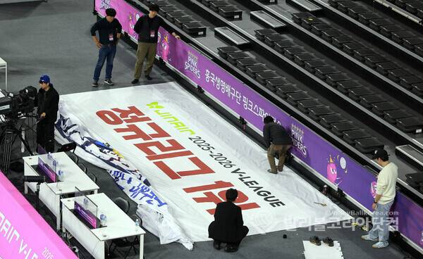 여자부 한국도로공사 정규리그 1위 확정 플랜카드를 수정하기 짜깁기를 시작하는 모습.2026.03.13.