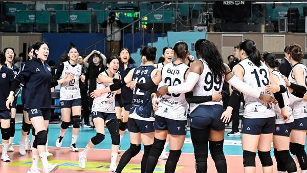2026년 3월 13일 여자부 정규리그 1위 확정 한국배구연맹 SNS 카드뉴스에 사용된 사진으로&nbsp; 이 사진은 지난 2025년 12월 23일 GS칼텍스와 한국도로공사에서 5세트까지 접전끝에 도로공사가 세트스코어 3-2로 승리하자 선수들이 환호하는 모습.(사진출처=한국배구연맹)