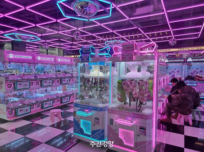 지난 3월 11일 세종시 나성동의 한 인형 뽑기 무인 매장에서 손님들이 인형을 뽑고 있다. 이호준 기자
