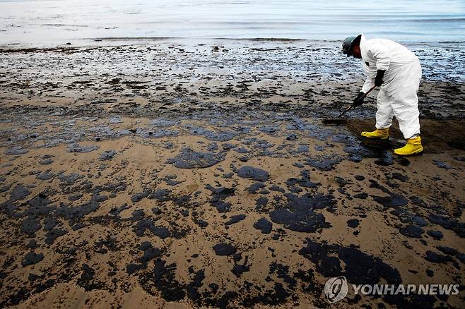 2015년 미국 캘리포니아 샌타바버라 기름 유출 당시 해안 [AP=연합뉴스. 재판매 및 DB 금지]