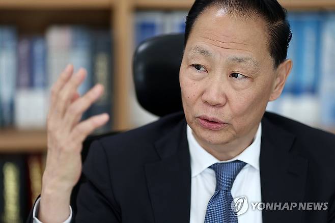 연합뉴스와 인터뷰 중인 김진우 박사 [윤동진 기자 촬영]