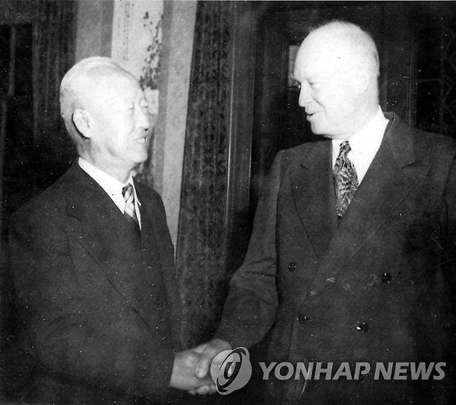 1952년 12월 3일 아이젠하워 미국 대통령 당선자를 접견하는 이승만 대통령 이 대통령이 임시 수도 부산시 서구 대통령 관저에서 방한 중인 아이젠하워 당선자와 반갑게 악수하고있다. 
[연합뉴스 자료사진]