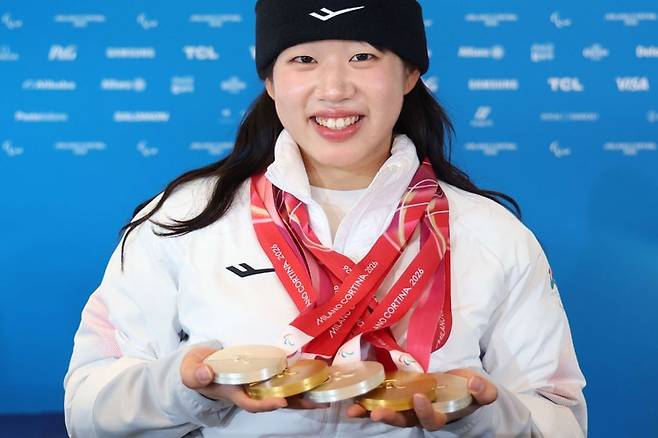 김윤지, 한국 선수 최초로 메달 5개 (서울=연합뉴스) 김윤지가 15일(현지시간) 이탈리아 테세로 크로스컨트리 스타디움에서 메달을 목에 걸고 기념촬영을 하고 있다. 생애 첫 패럴림픽에 출전한 김윤지는 이번 대회 6개 종목에 출전해 5개의 메달을 획득했다. 2026.3.15 [대한장애인체육회 제공. 재판매 및 DB 금지] photo@yna.co.kr