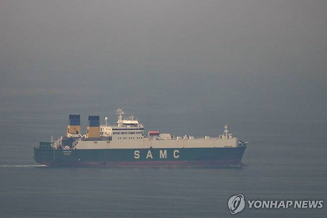 호르무즈 해협을 향해 항해하는 화물선 [AP=연합뉴스. 재판매 및 DB 금지]