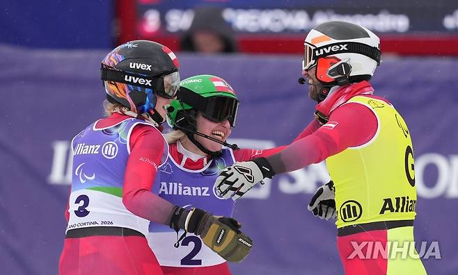 기뻐하는 베로니카 아이그너와 엘리나 스타리 [신화통신=연합뉴스]