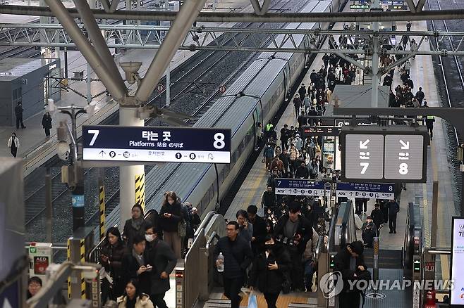 열차 정상 운행 중인 서울역 [연합뉴스 자료사진]