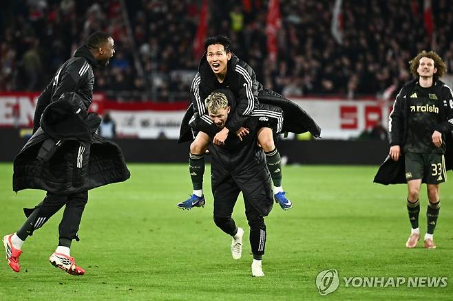 결승골을 터트린 정우영을 업고 기뻐하는 우니온 베를린 선수들 [AP=연합뉴스]