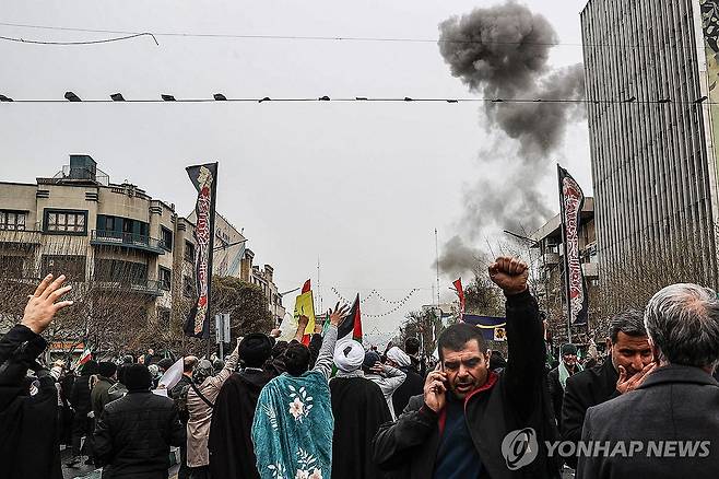 지난 13일 테헤란 시내에서 검은 연기가 피어오르는 모습 [AFP=연합뉴스 자료사진. 재판매 및 DB 금지]