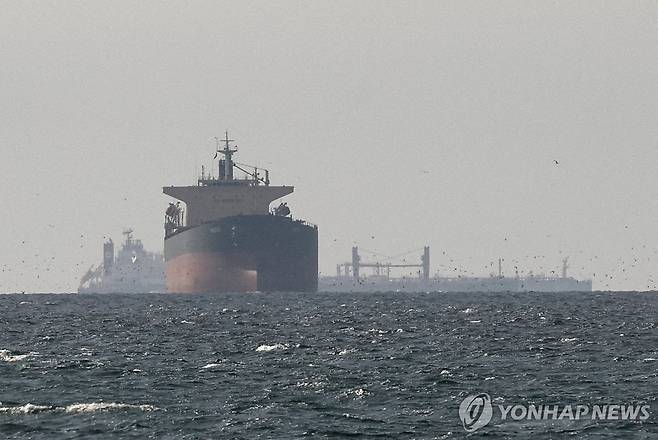 호르무즈 해협 근처 걸프 해역에서 항해하는 유조선들 모습 [로이터=연합뉴스 자료사진. 재판매 및 DB 금지]