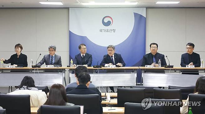 국가유산청, 세운4구역 내 사업시행인가 중단 및 대응 관련 언론설명회 (서울=연합뉴스) 진연수 기자 = 16일 오후 서울 종로구 국립고궁박물관에서 열린 '세운4구역 내 사업시행인가 중단 및 대응 관련 언론설명회'에서 허민 국가유산청장과 참석자들이 질문에 답하고 있다. 2026.3.16 jin90@yna.co.kr