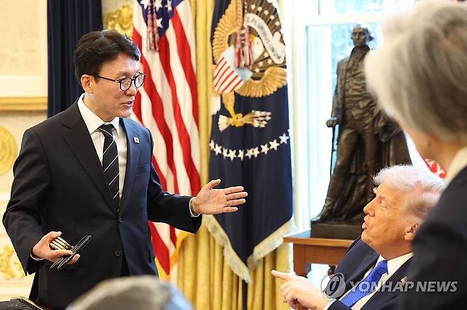 트럼프 대통령 만난 김민석 국무총리 (서울=연합뉴스) 김민석 국무총리가 13일(현지시간) 미국 워싱턴DC 백악관에서 도널드 트럼프 미국 대통령과 면담하고 있다. 2026.3.14 [총리실 제공. 재판매 및 DB금지] uwg806@yna.co.kr